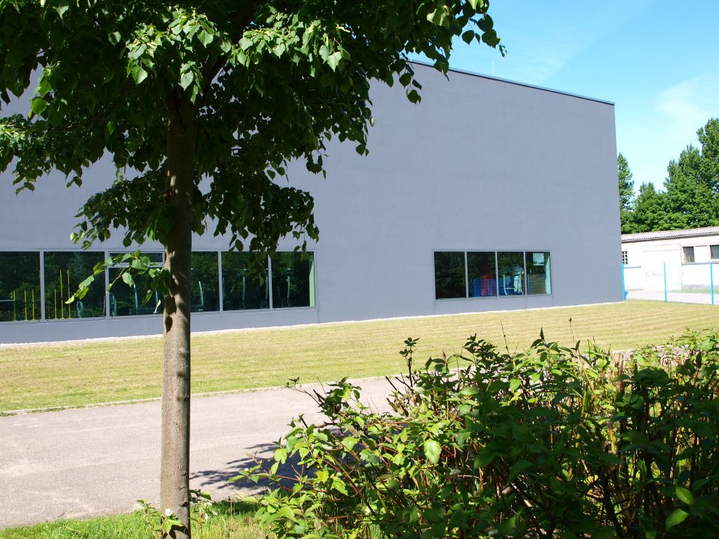 Die Palmberg-Arena von der von-Flotow-Straße aus fotografiert. Zu sehen sind die Fenster der Judohalle und des Kraftraumes.