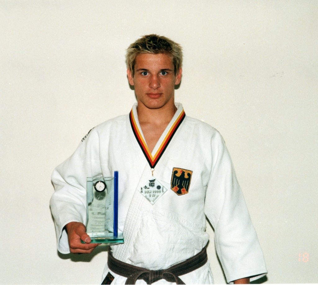 Judoka Patrick Hildebrandt posiert mit seiner Medaille bei den deutschen Meisterschaften 2000.