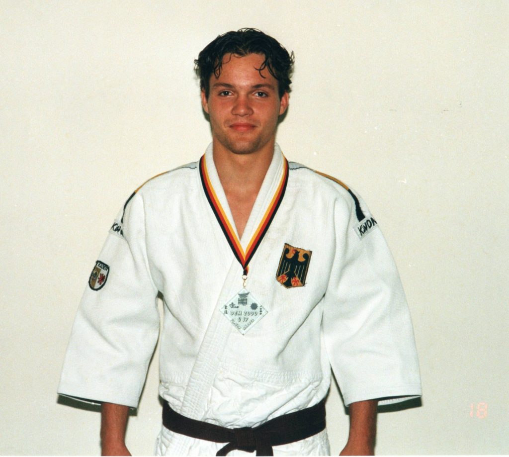 Judoka Christian Eutin posiert mit seiner Medaille bei den deutschen Meisterschaften 2000.