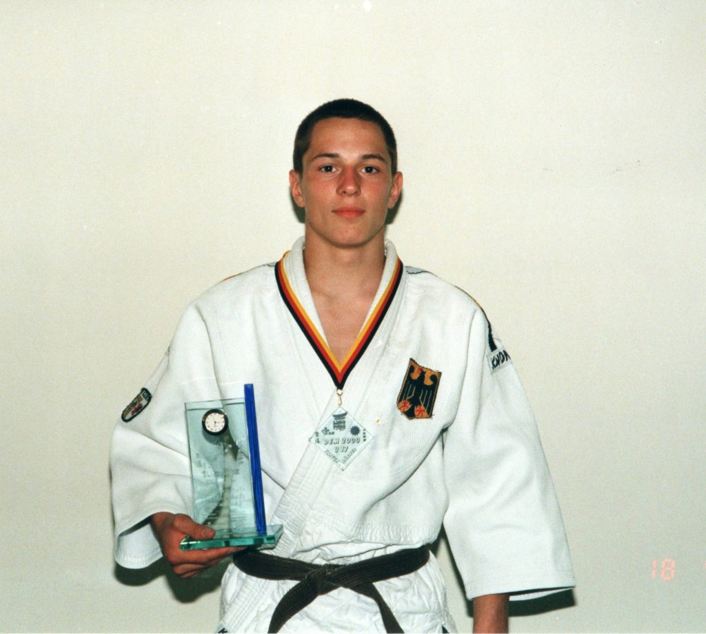 Judoka Jan Schmäh posiert mit seiner Medaille bei den deutschen Meisterschaften 2000.