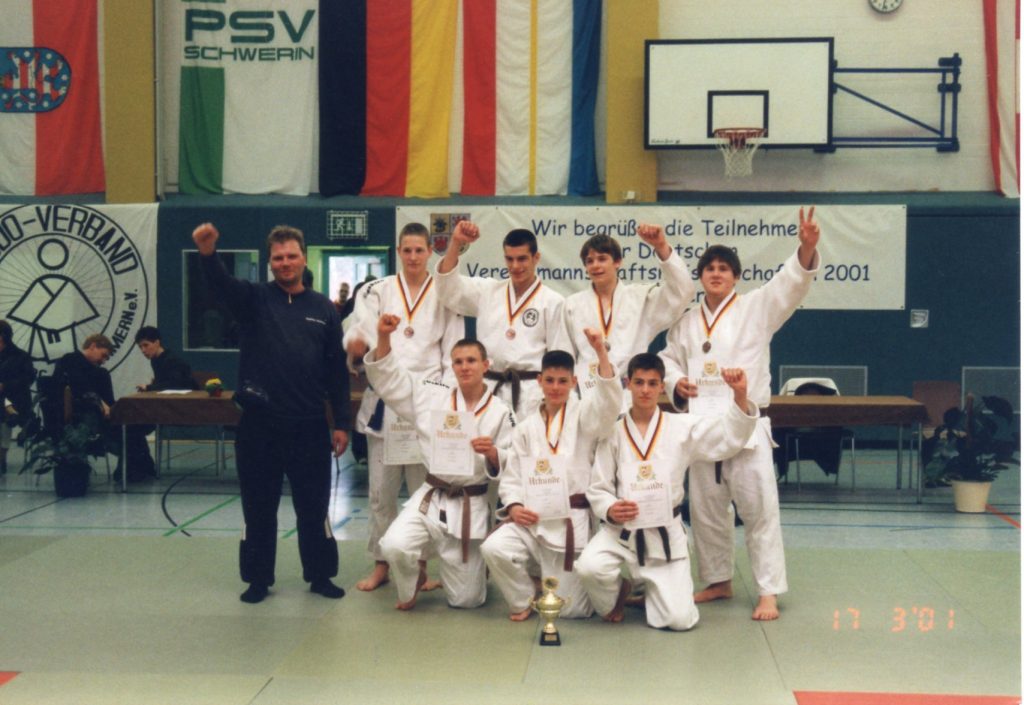 Schweriner Judoka des PSV posieren mit ihrem Trainer nach dem dritten Platz der deutschen Mannschaftsmeisterschaft der U17 im Jahr 2001.