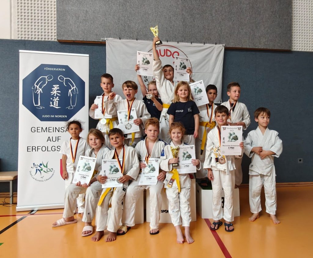 Die U9-Judoka des PSV Schwerin posieren auf dem Siegerpodest beim Herbstpokal des 1. Schweriner JC.